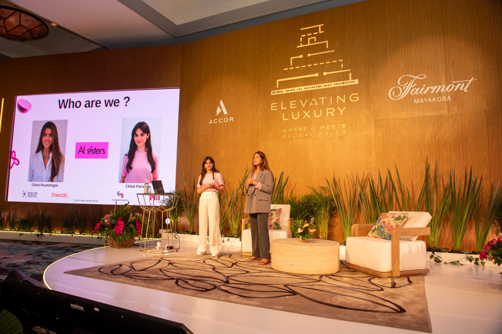 Présentation AI Sisters sur la scène de la convention Accor