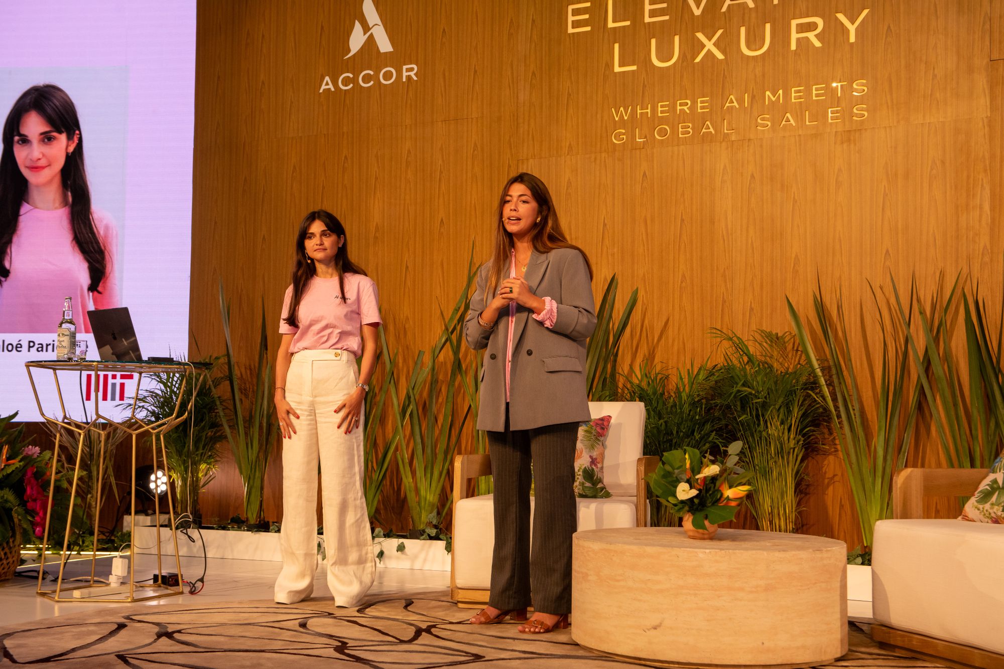 Les deux formatrices AI Sisters face aux équipes Accor
