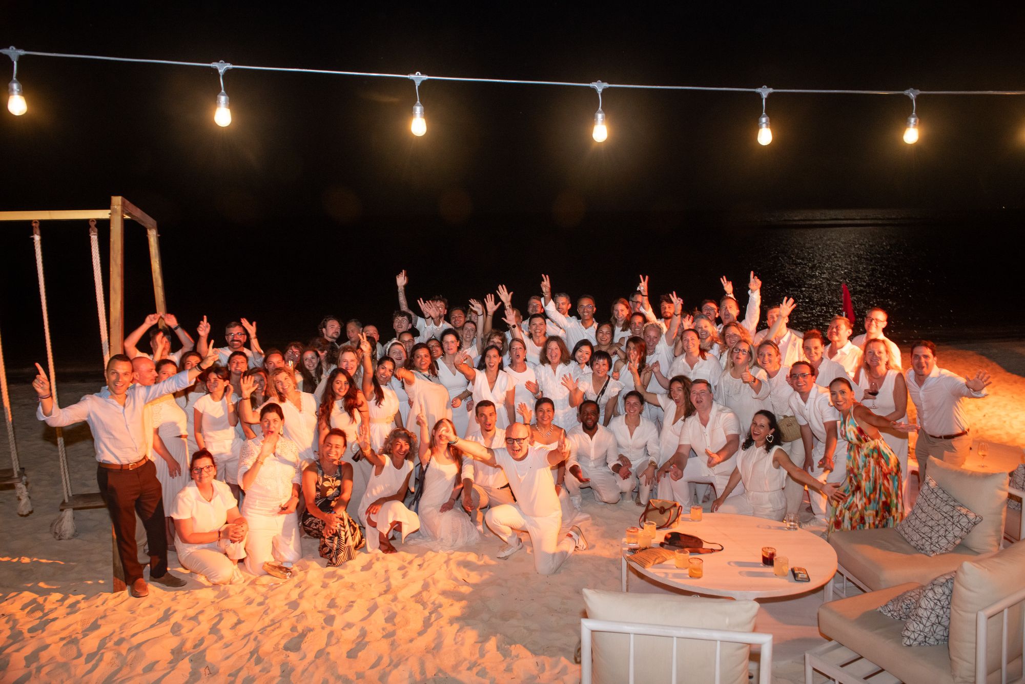 Équipes réunies sur la plage en soirée après un Show IA