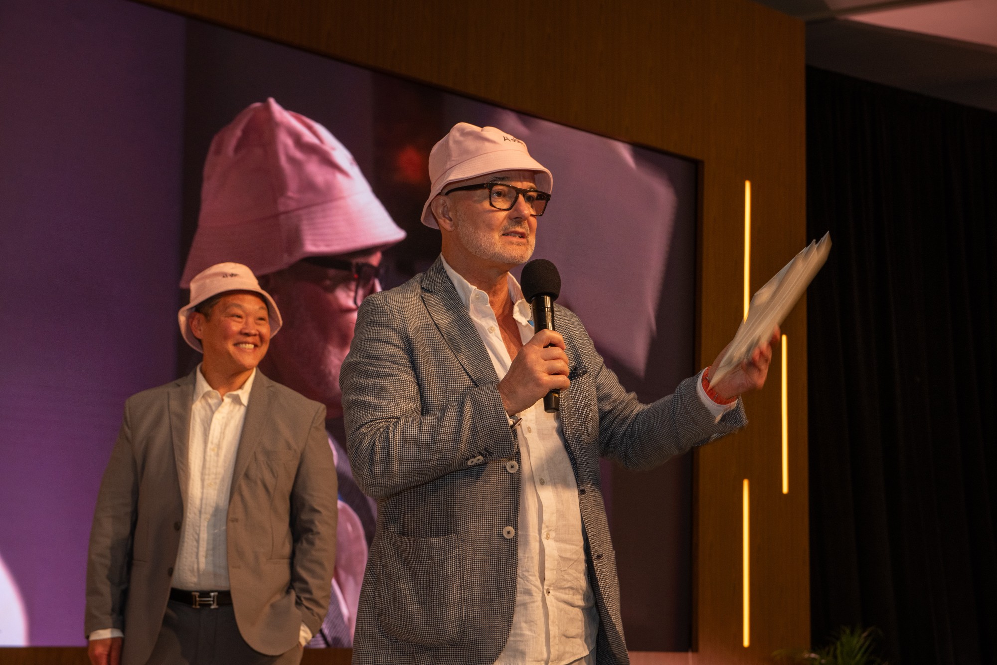 Intervenant Accor au micro avec le bob AI Sisters