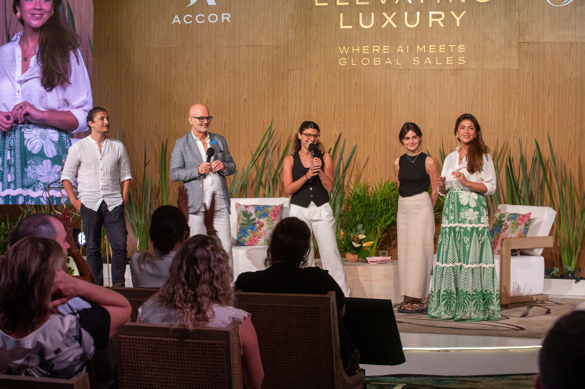 Participants témoignant au micro sur scène après le Show IA