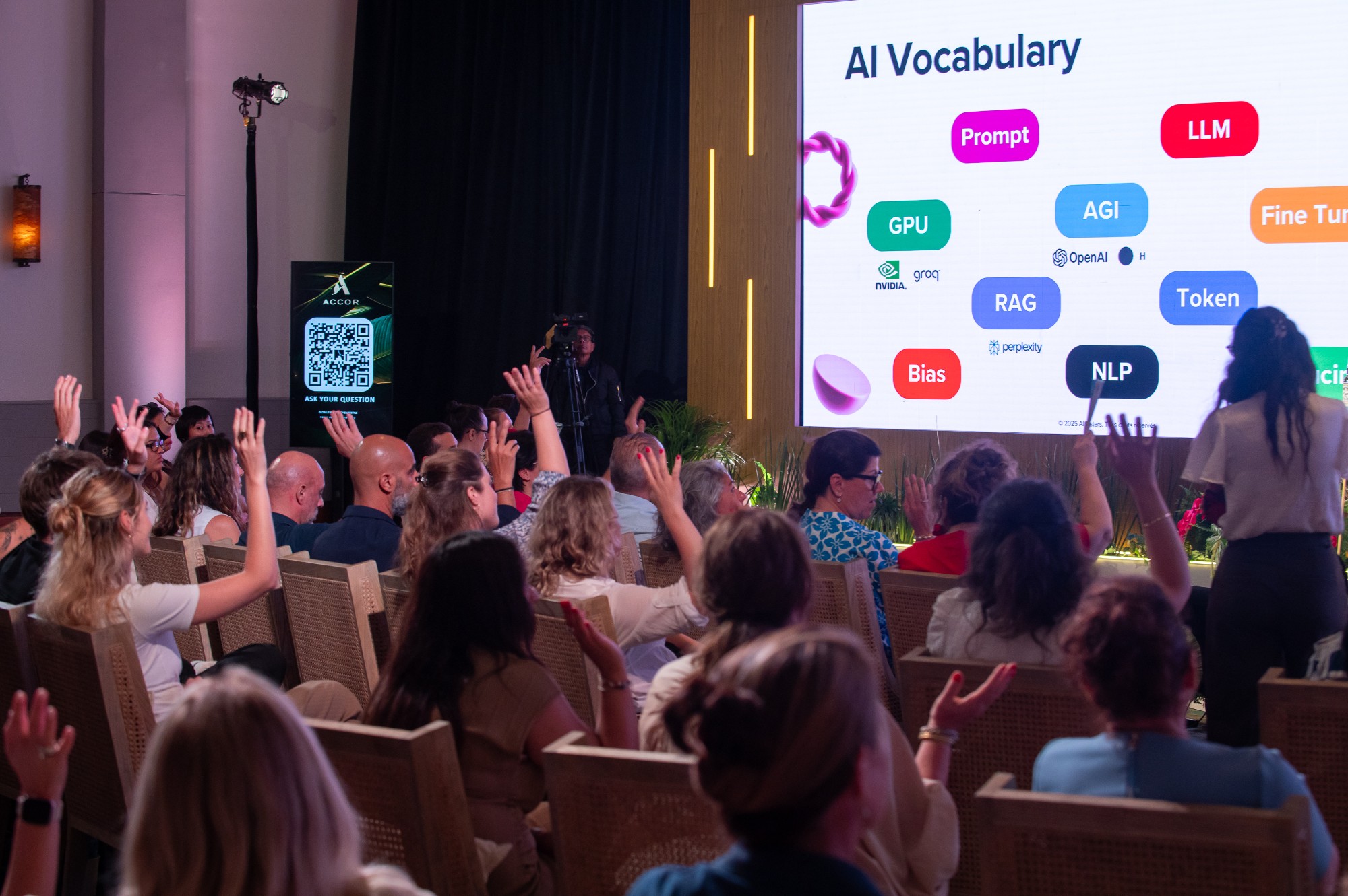 Participants levant la main pendant la séquence vocabulaire de l’IA d’un Show IA
