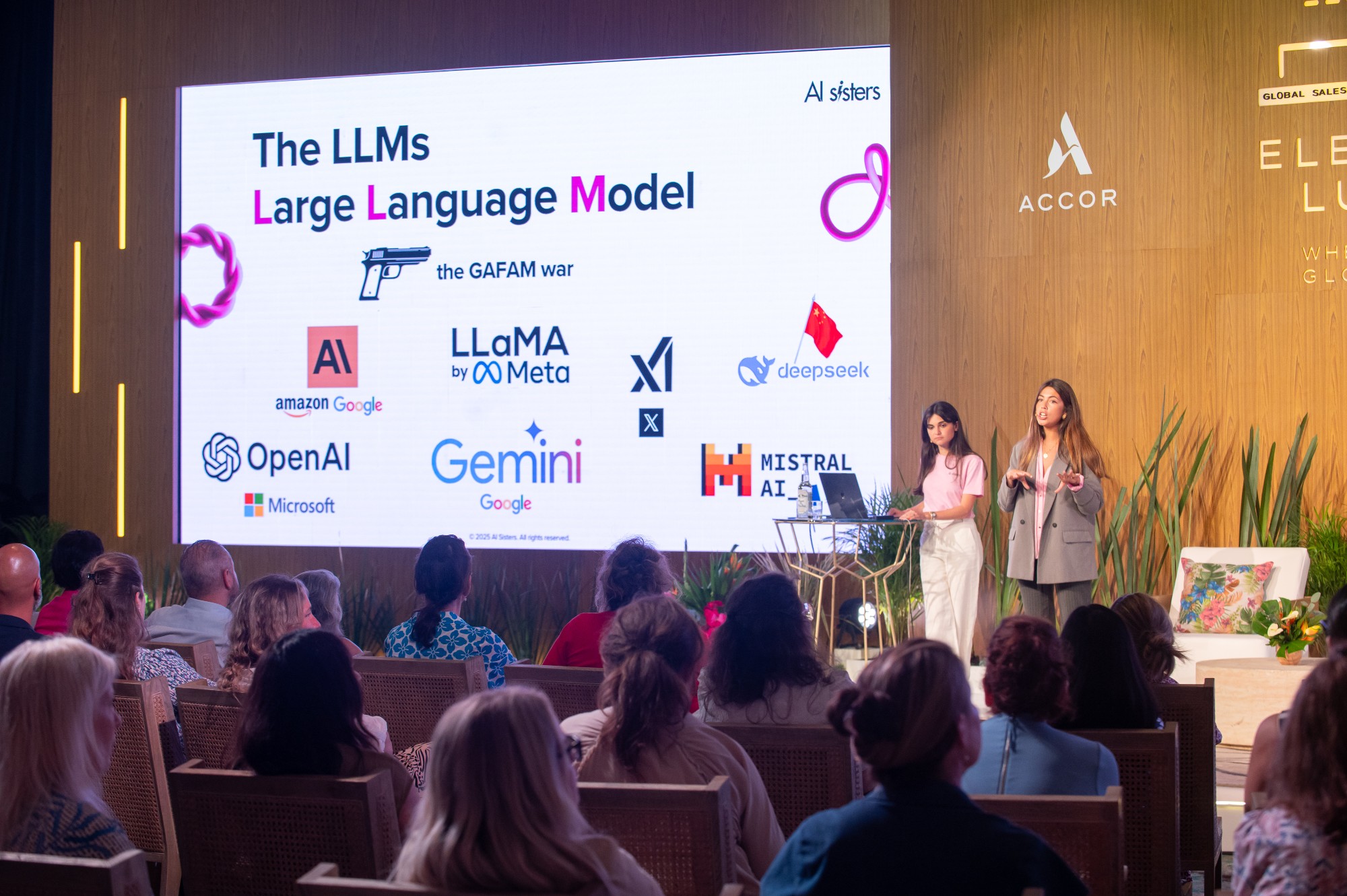 Formatrices AI Sisters présentant les grands modèles de langage (OpenAI, Gemini, Mistral, DeepSeek) sur scène