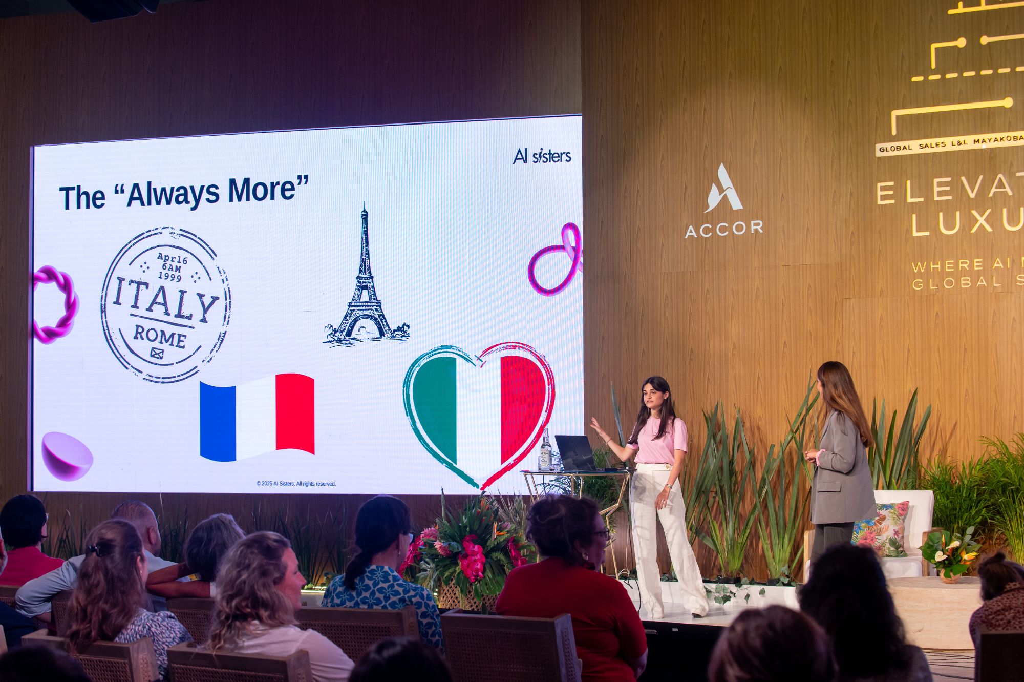Formatrice AI Sisters présentant un exemple de prompt sur scène