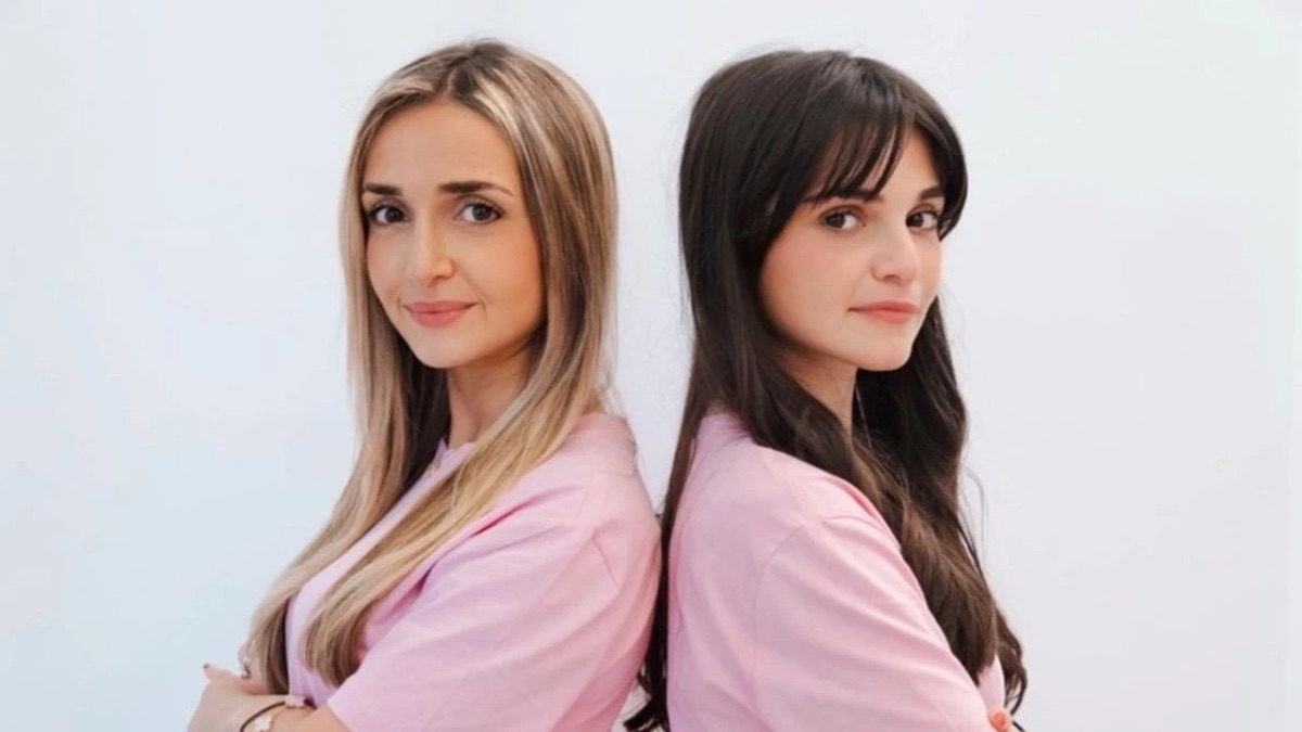 Les sœurs Pariente en t-shirt rose AI Sisters