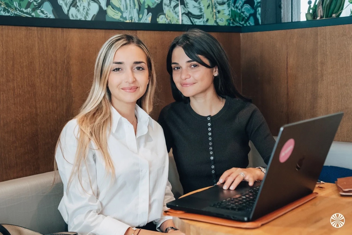 Emma et Chloé Pariente, fondatrices d'AI Sisters