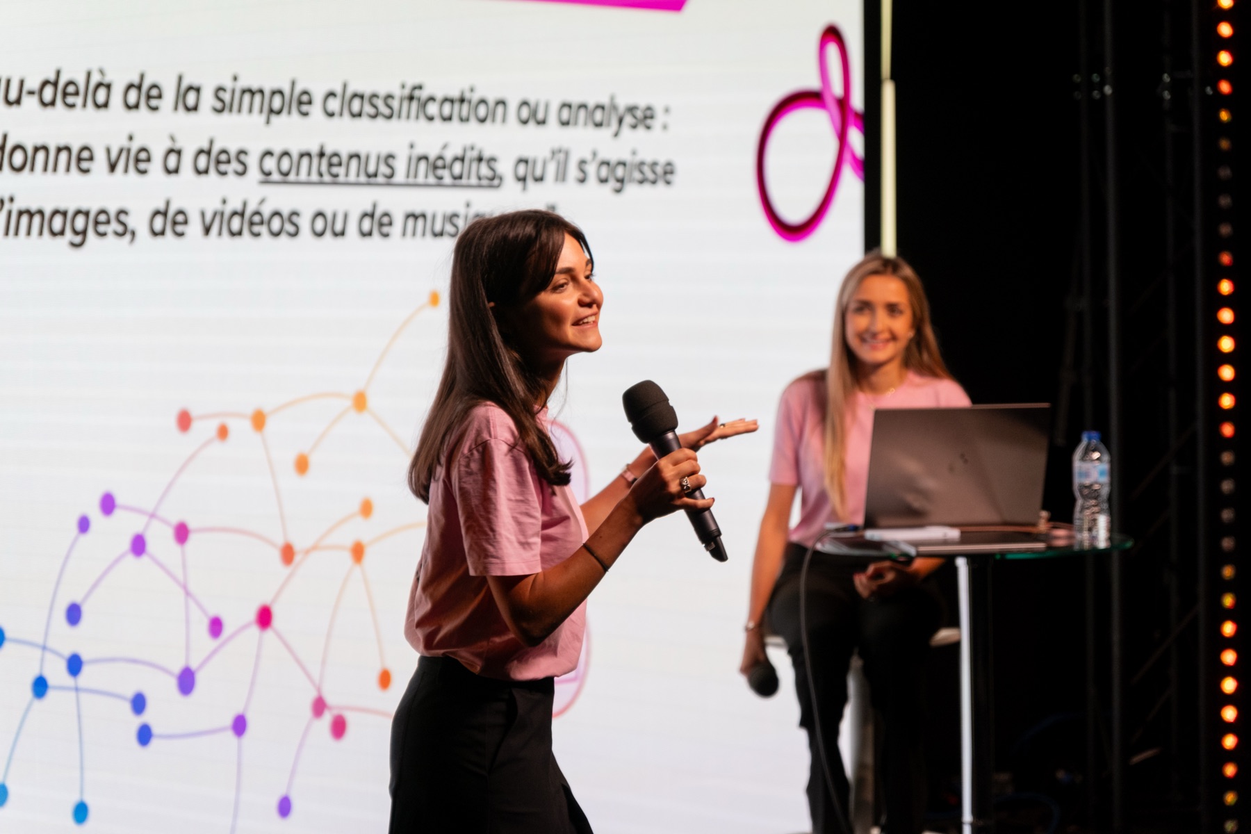 Intervenante AI Sisters sur scène lors d’un Show IA