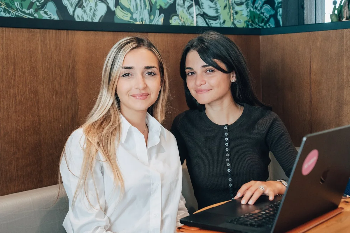Les fondatrices d'AI Sisters au travail sur un ordinateur portable