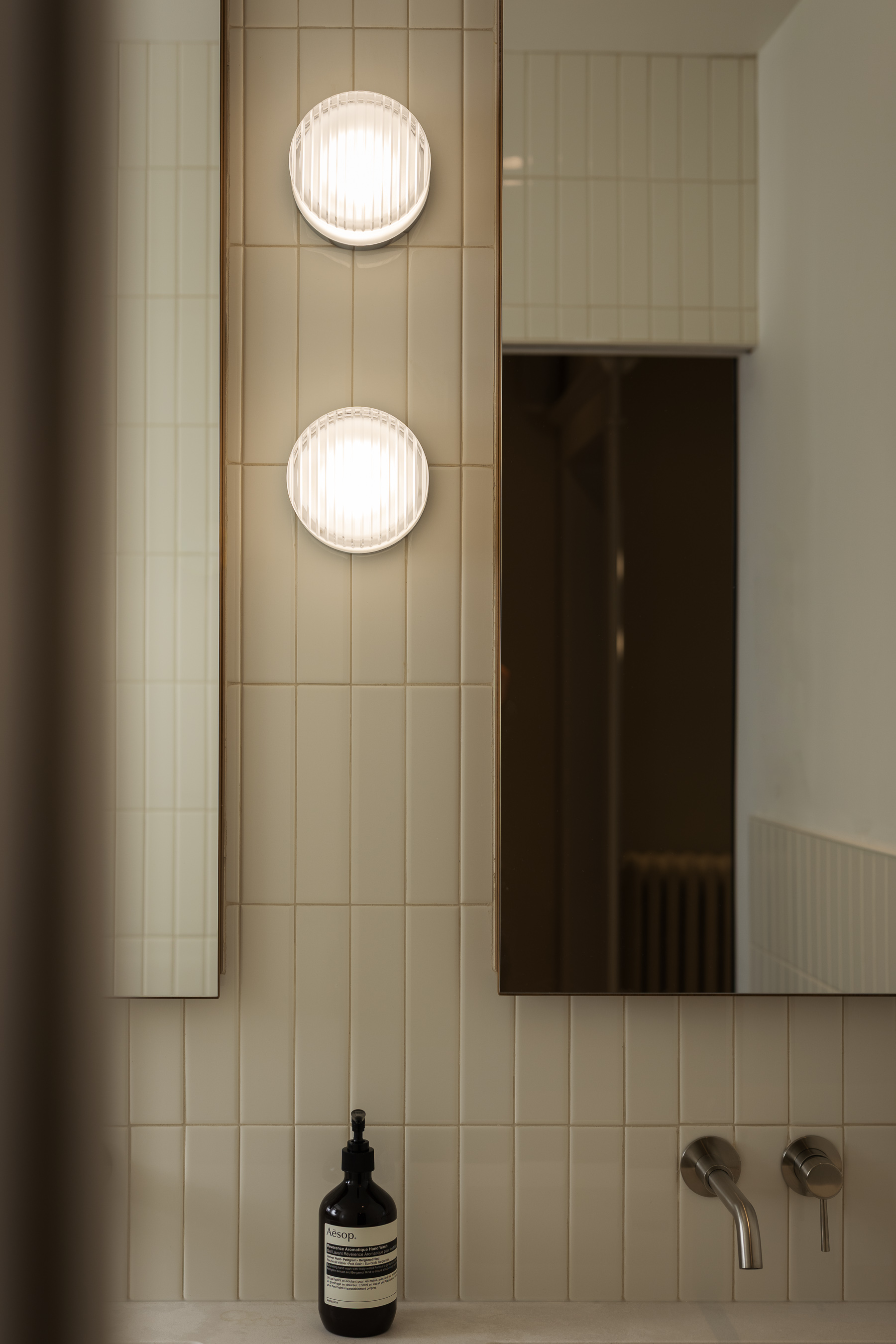 Détail salle de bain — appliques et carrelage