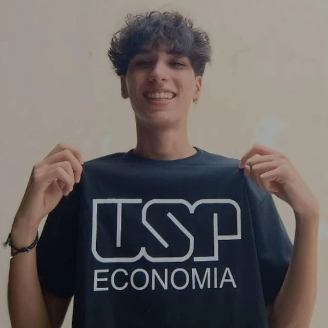 Foto de Caio Joia Duque, 1º lugar em Ciências Econômicas na USP com a Filadd