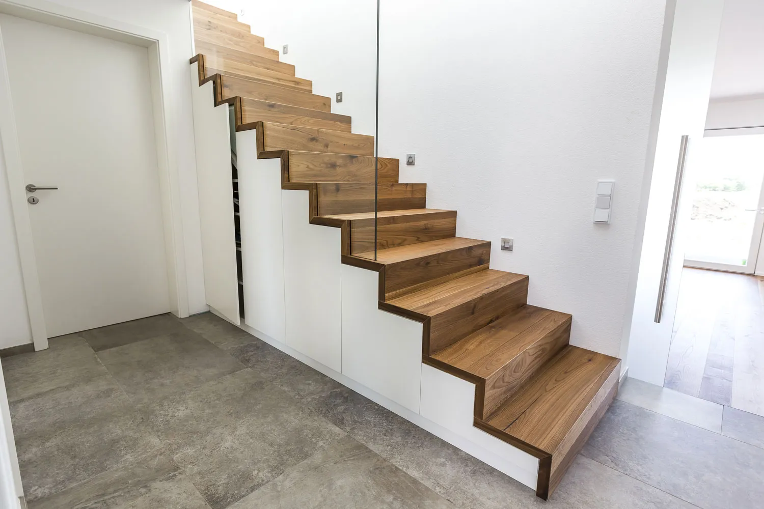 Treppe mit dunklem Holz - Scholl Bodenleger aus Bamberg