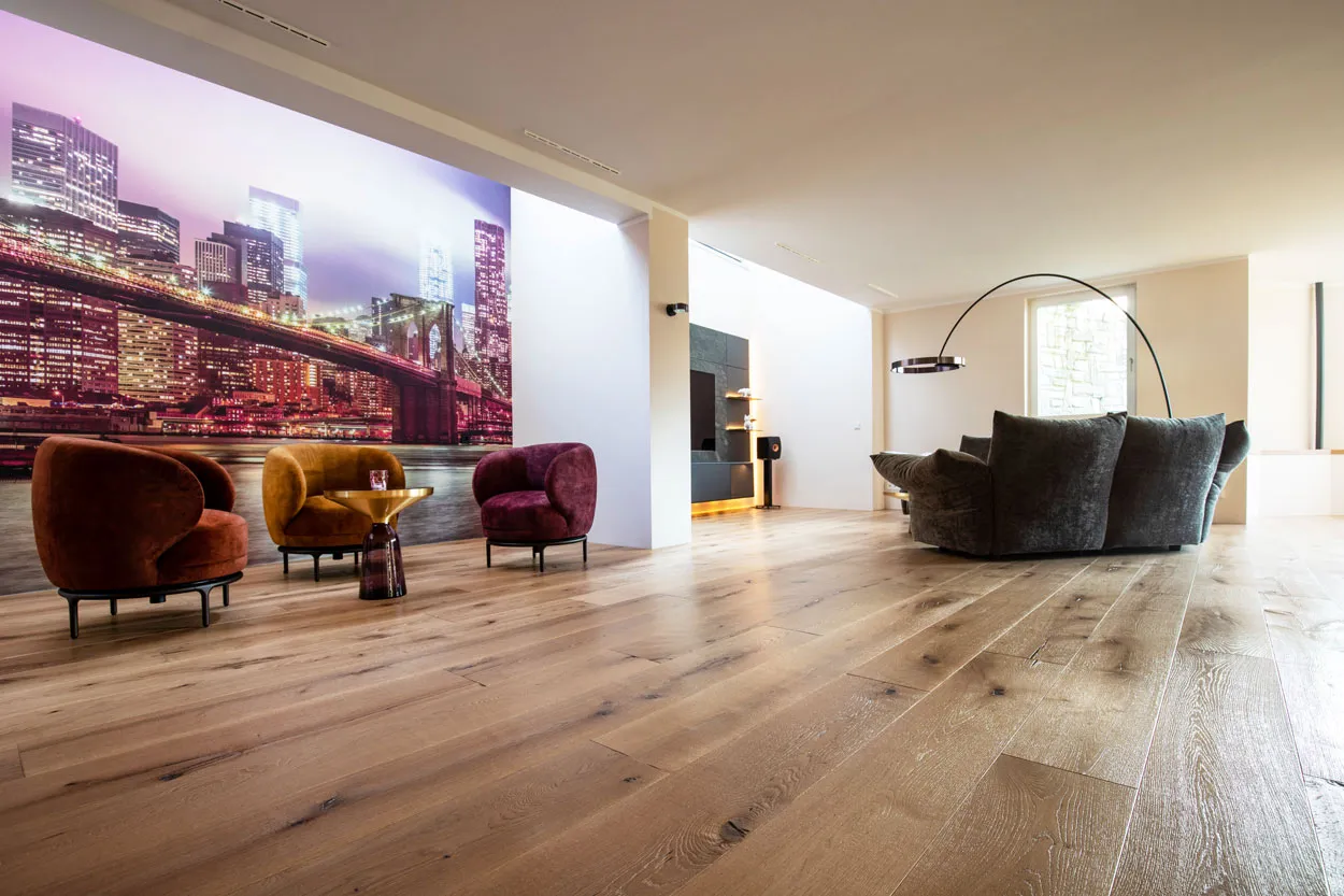 Wohnzimmer mit hellem Parkettboden