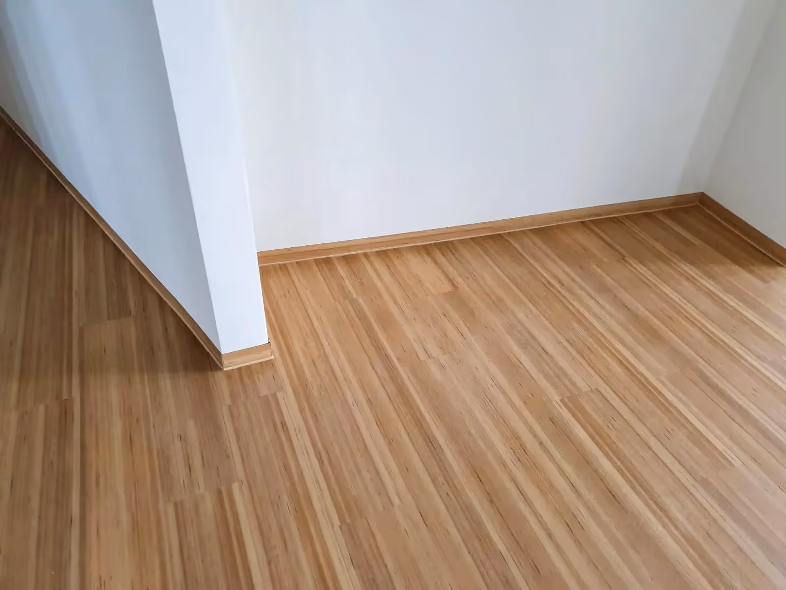 Heller Boden in einem hellen Raum