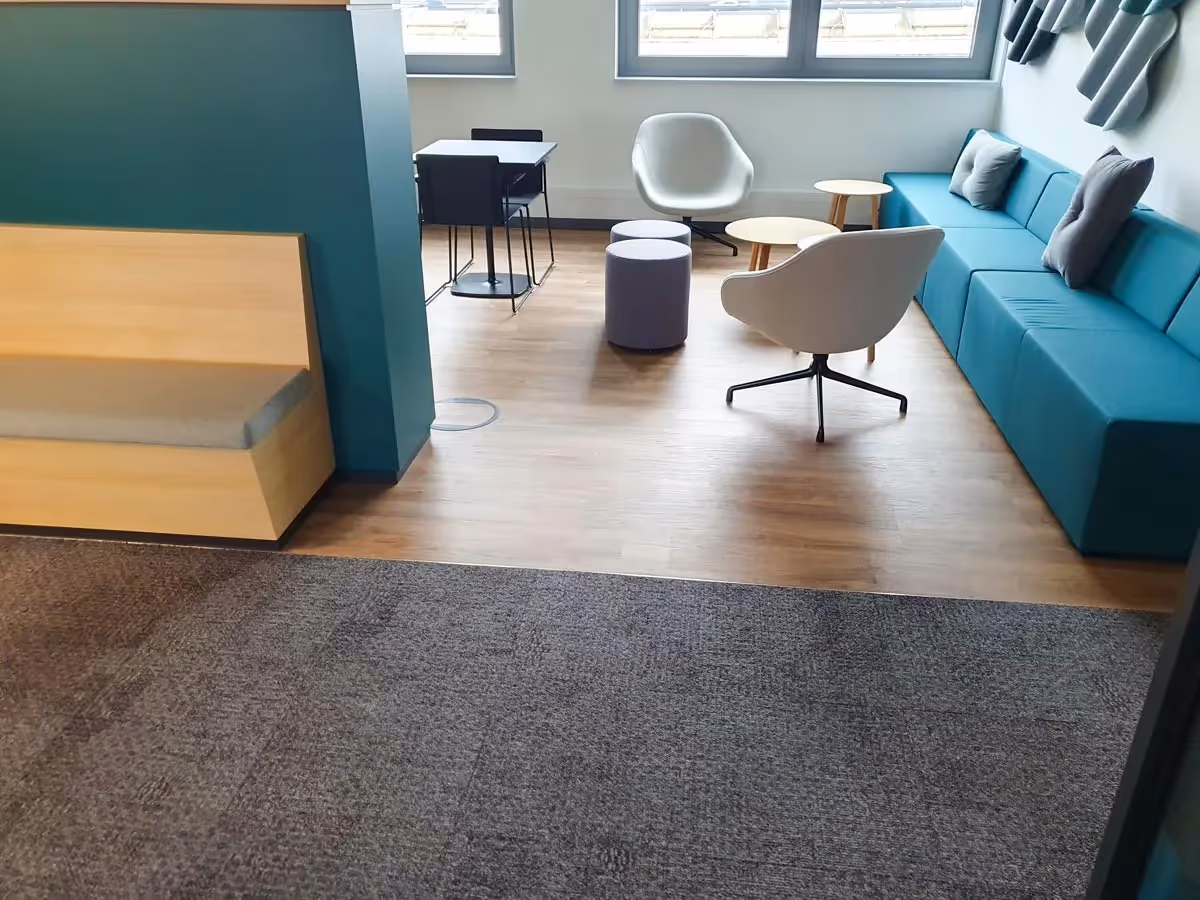 Dunkler Teppichboden mit hellem Holzboden