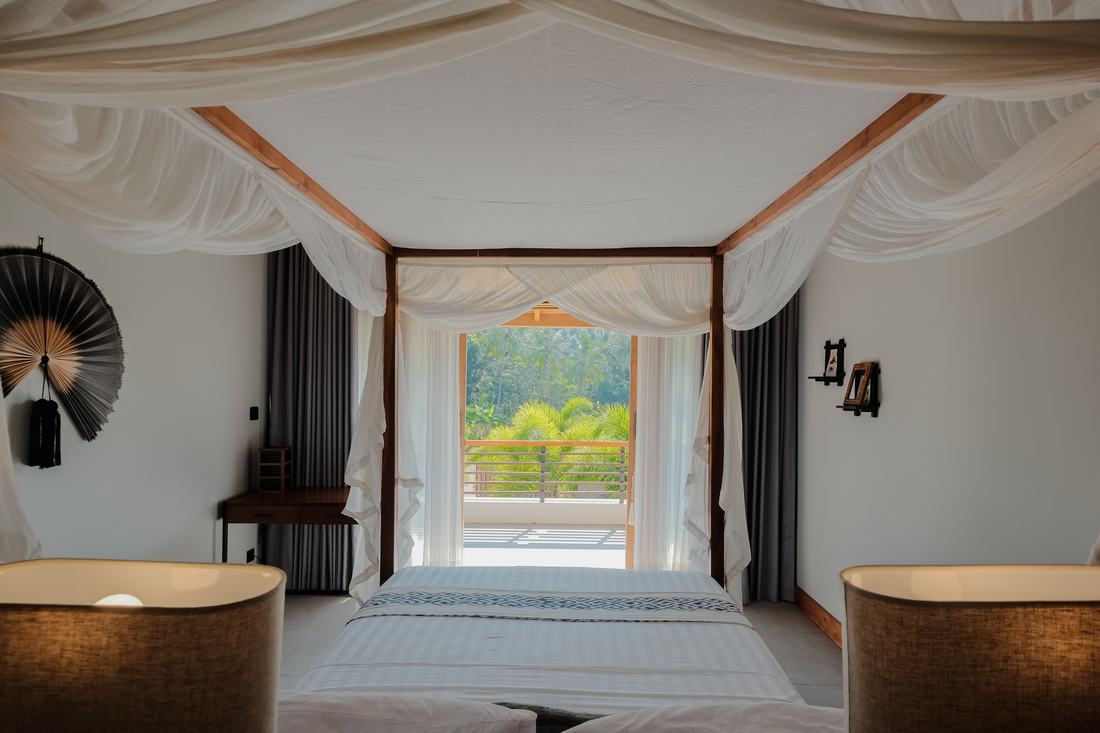 a bedroom with the bathtubs behind it