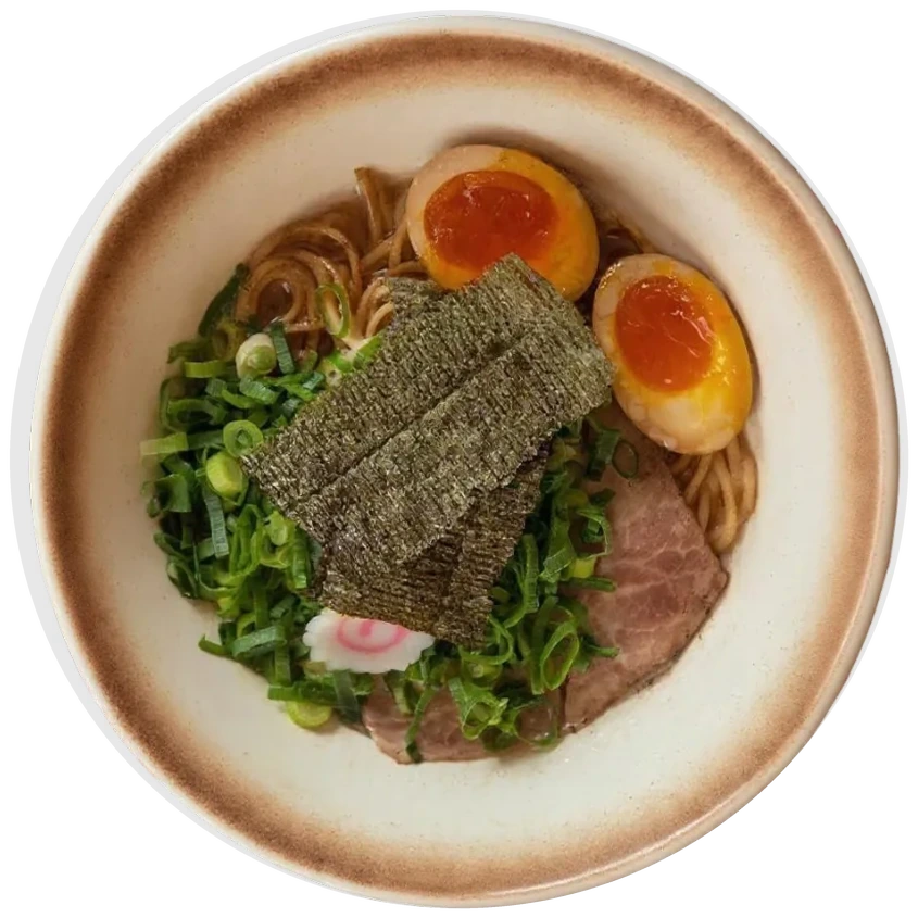 Tonkotsu Ramen di Fresh Ramen: brodo scuro all'aglio nero, chashu, uovo marinato, naruto e alga nori