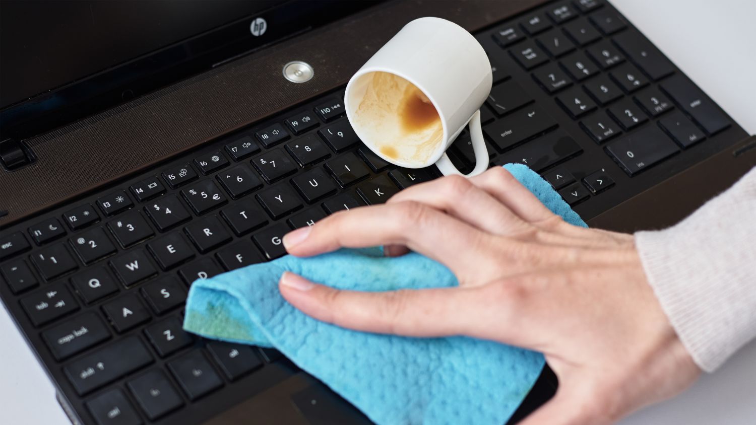 Guide: Spildt kaffe eller vand i din laptop? Her er det vigtigste, du skal gøre