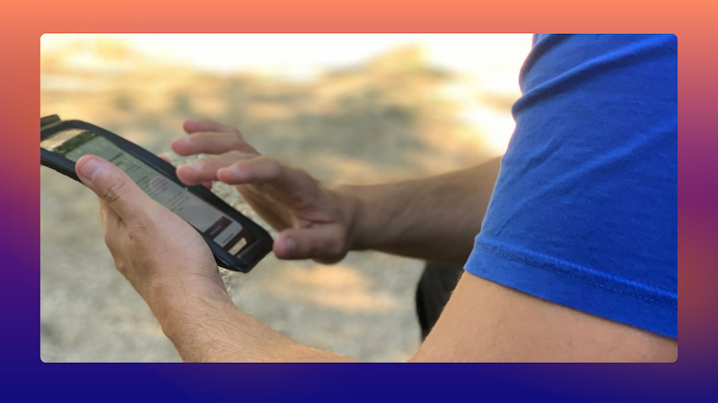 Un utilisateur découvre l'une des solutions sur son téléphone