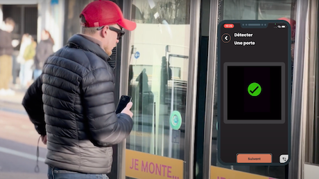Utilisateur, scannant son environnement pour trouver la porte du bus + mock up de la solution