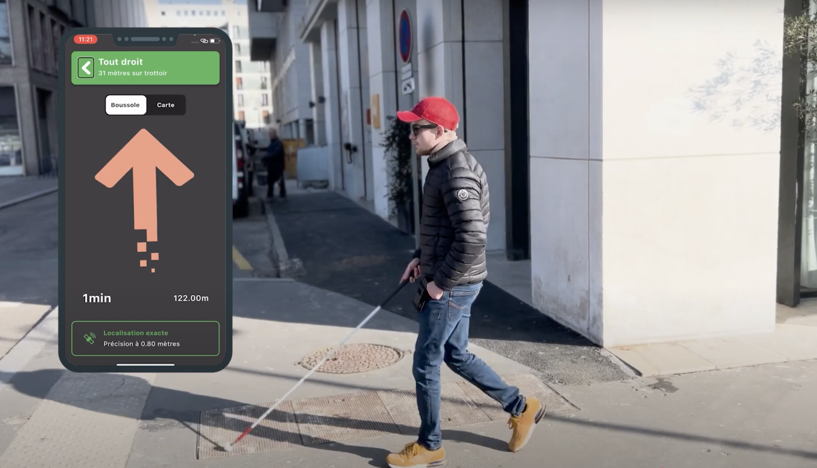 utilisateur avec canne blanche dans la rue et smartphone dans la poche + mock up du guidage