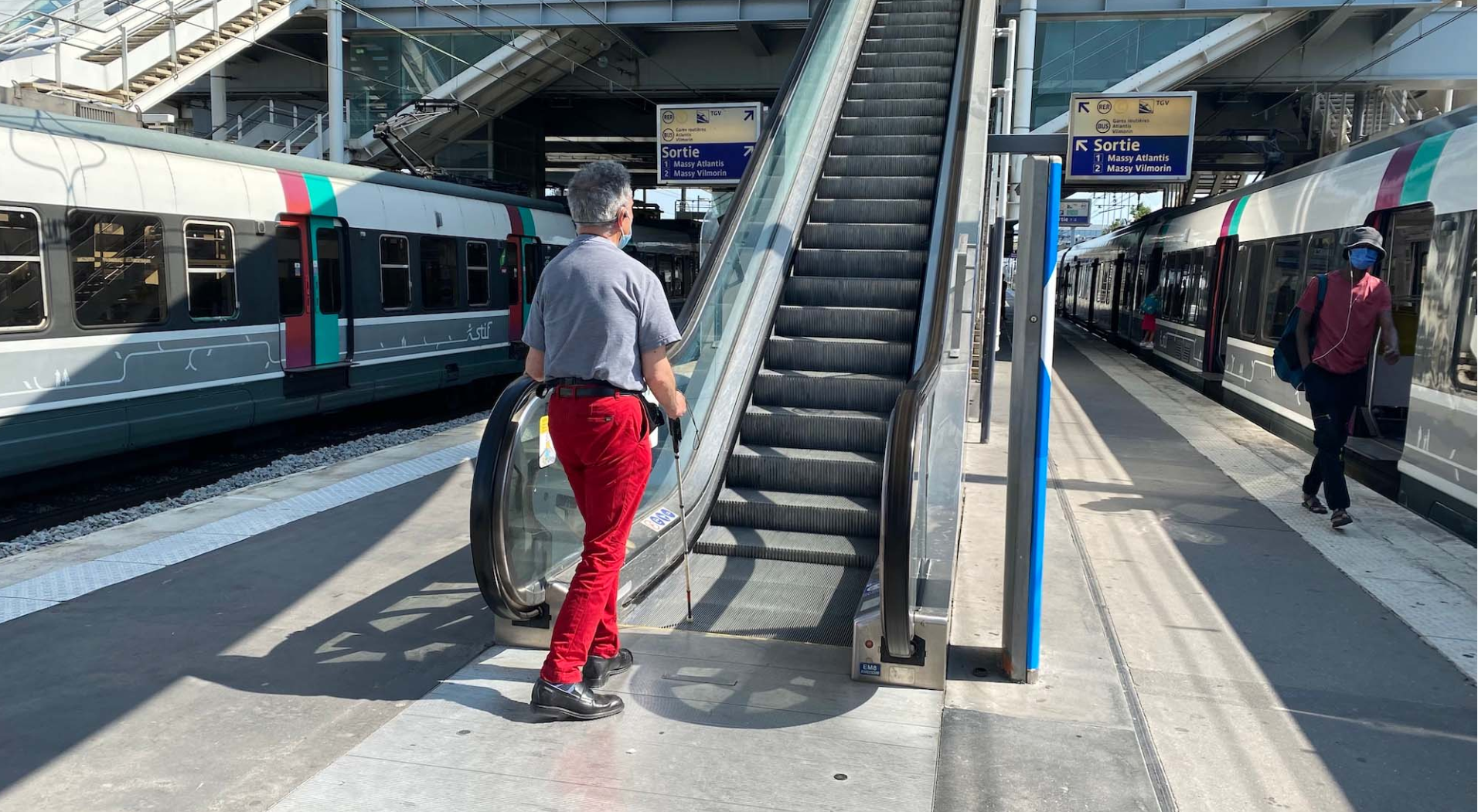 photo de la gare de Massy avec un utilisateur prenant l'escalator
