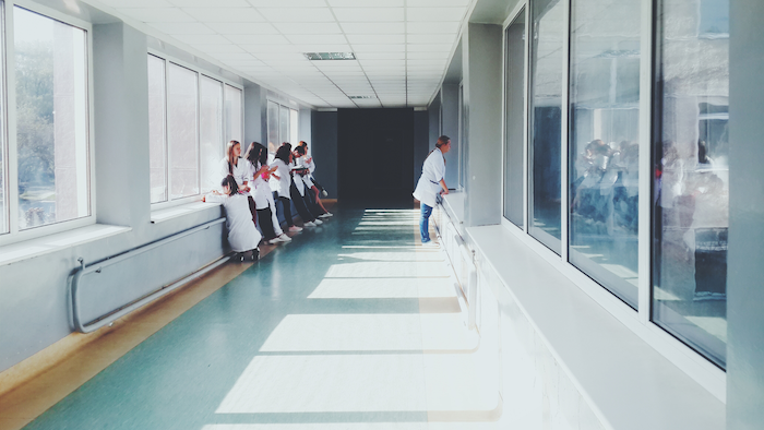 Couloir d'un hôpital avec des médecins