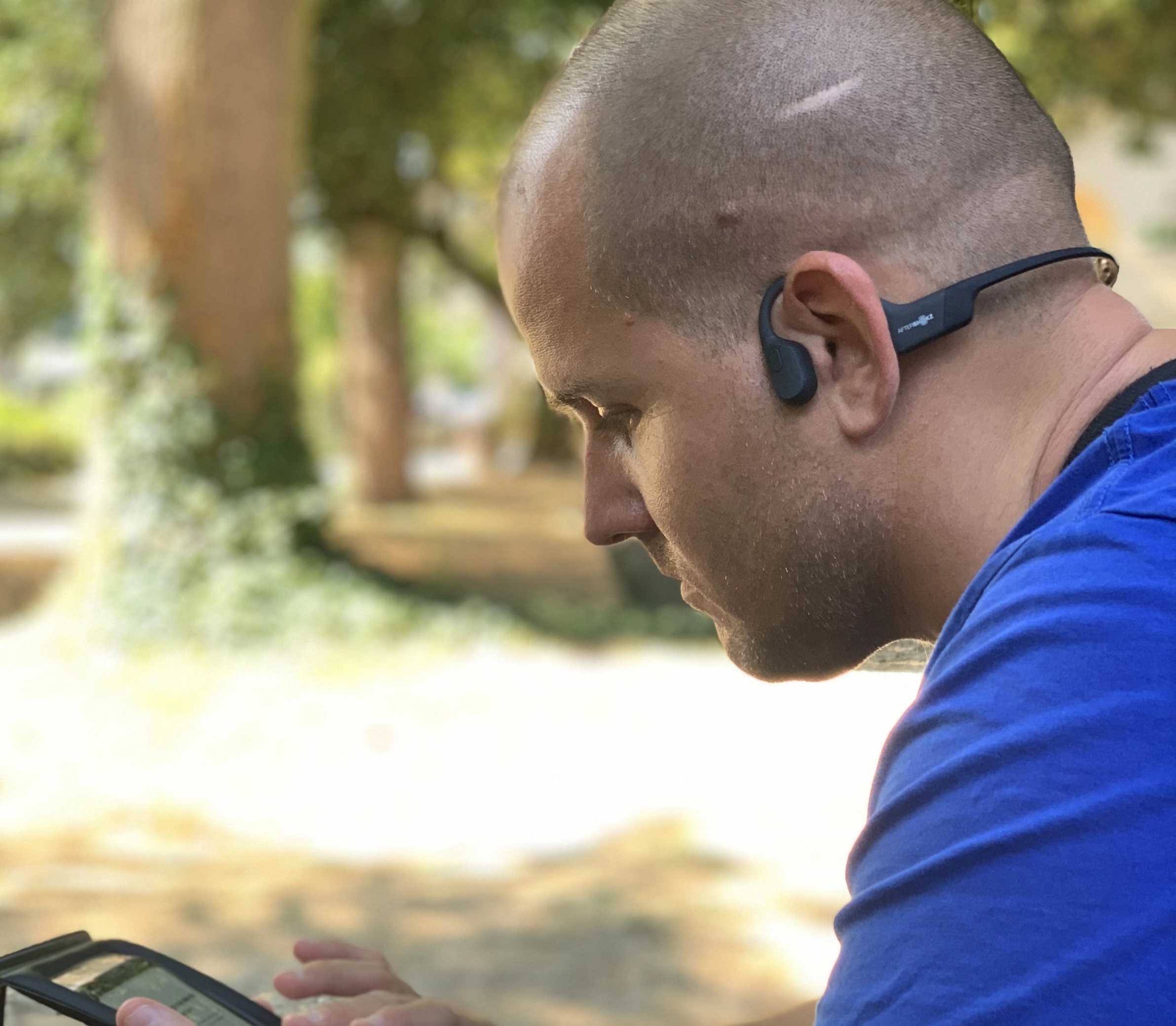 photo de Christophe, utilisateur, en train d'utiliser la solution sur son smartphone