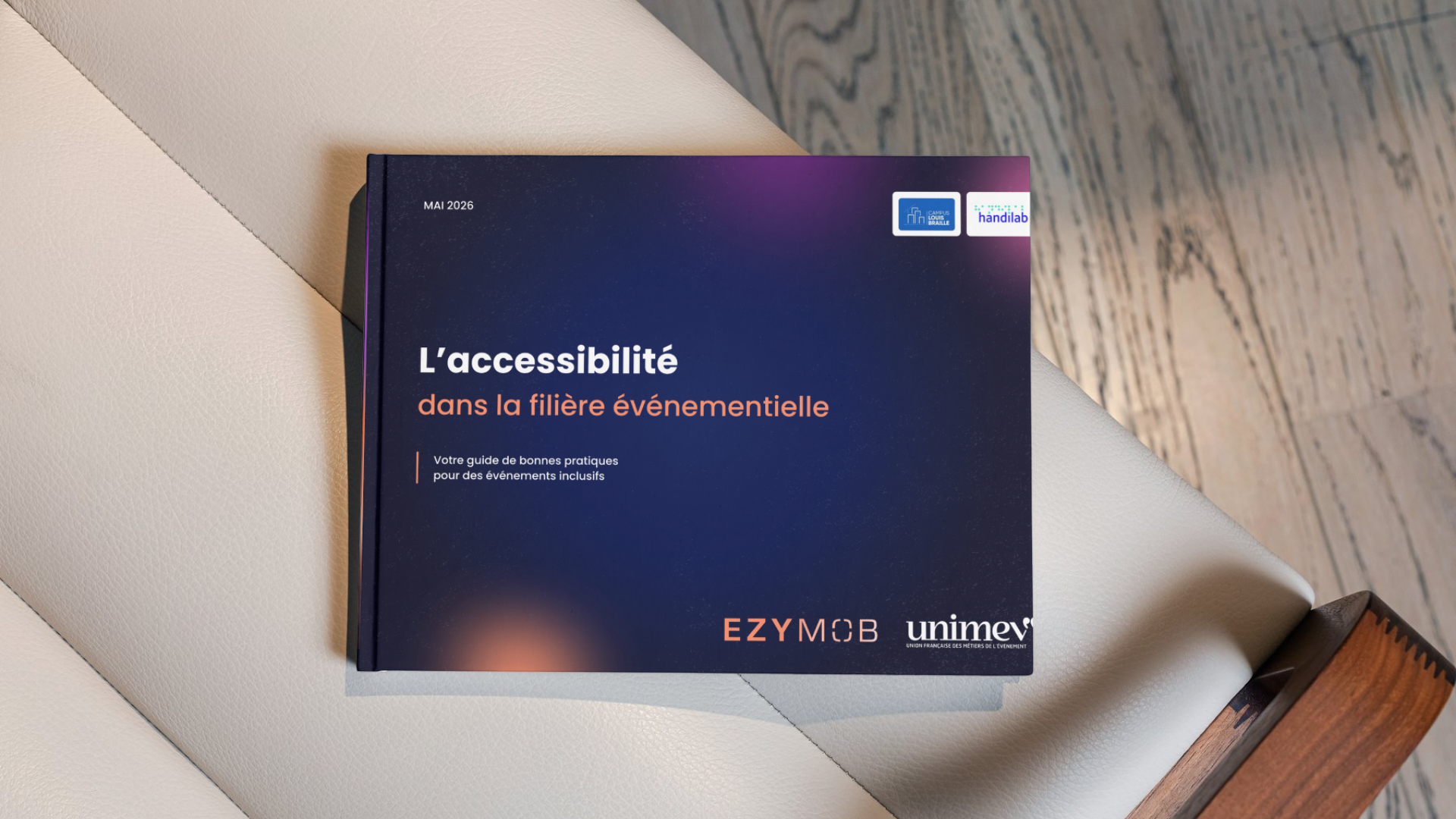 Photo de la couverture du livre blanc posée sur un fauteuil
