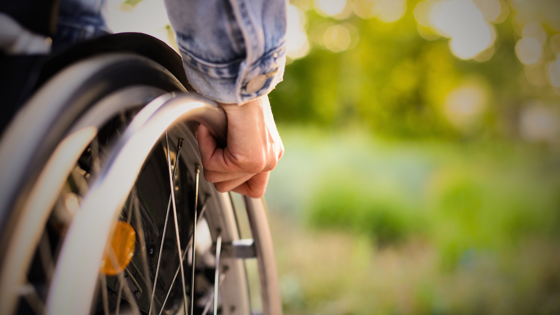 Photo d'un fauteuil roulant zoomé sur la roue