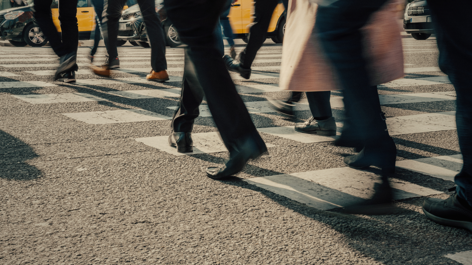 photo de personnes marchant dans la rue