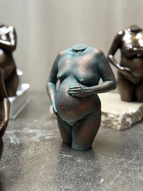 bronzen zwangerschapsbeeld