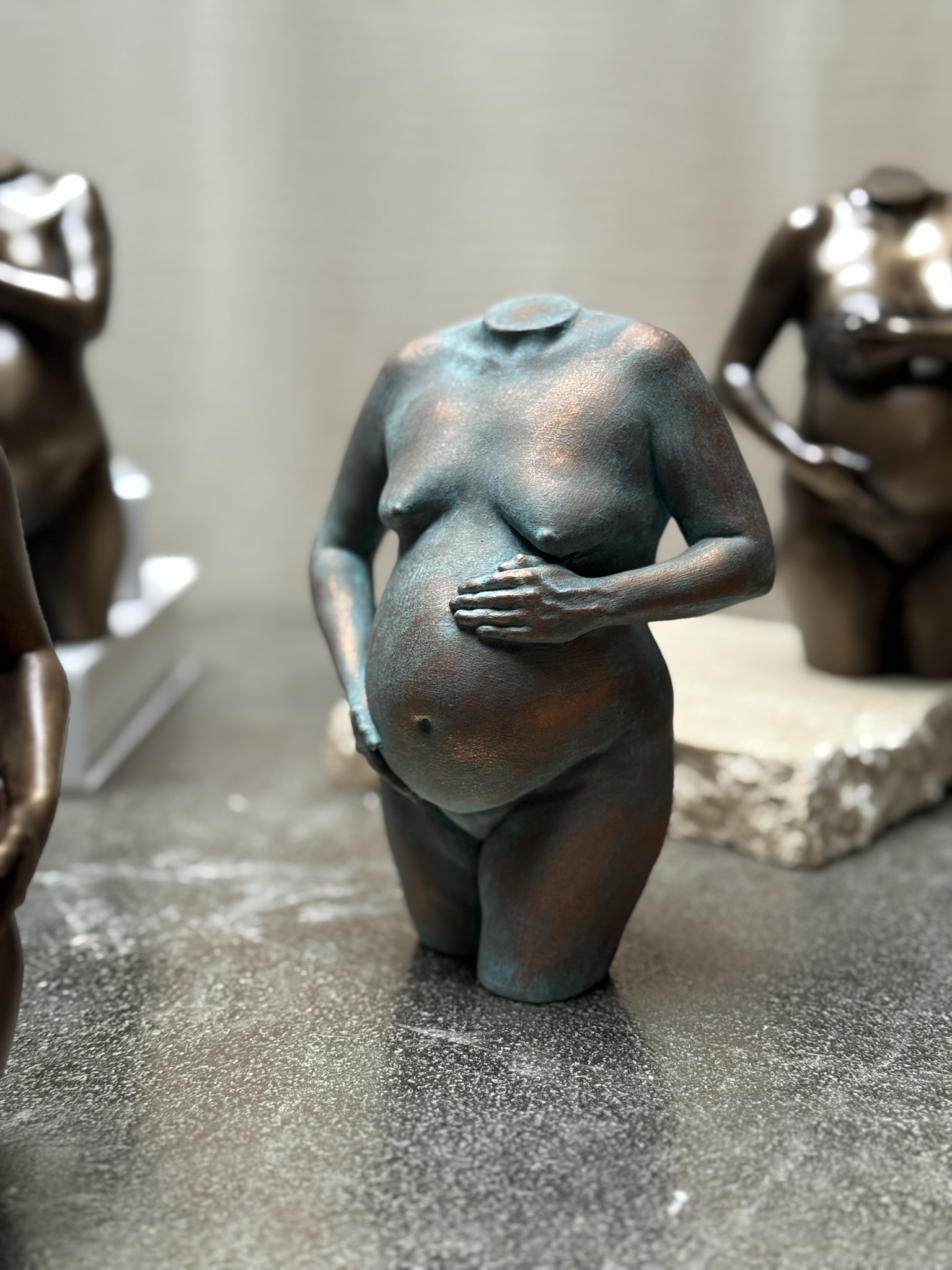 bronzen zwangerschapsbeeld