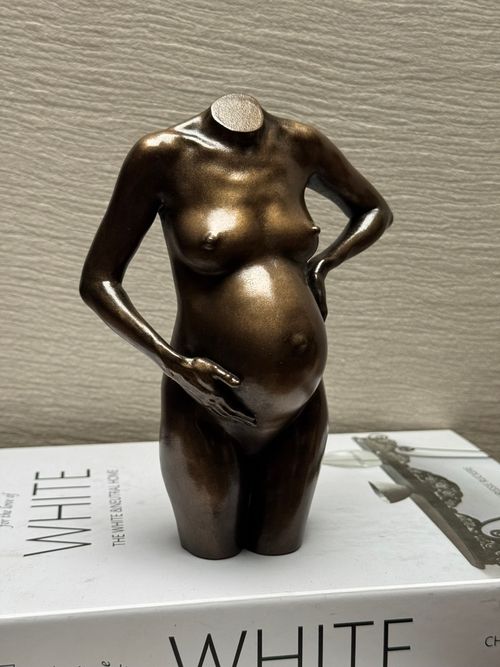 bronzen zwangerschapsbeeld