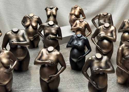 bronzen zwangerschapsbeeld