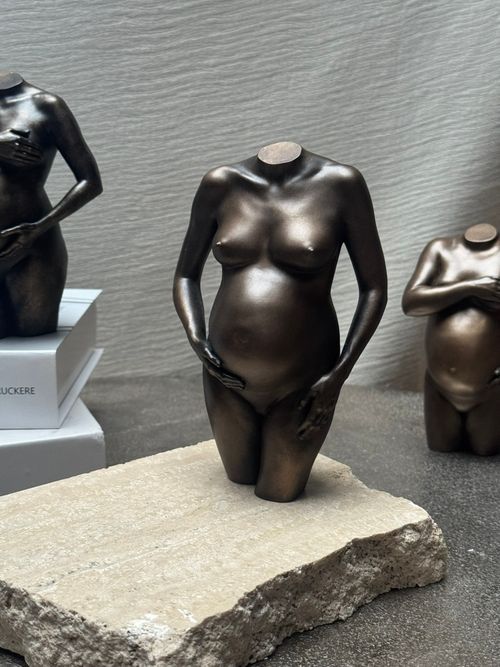 bronzen zwangerschapsbeeld
