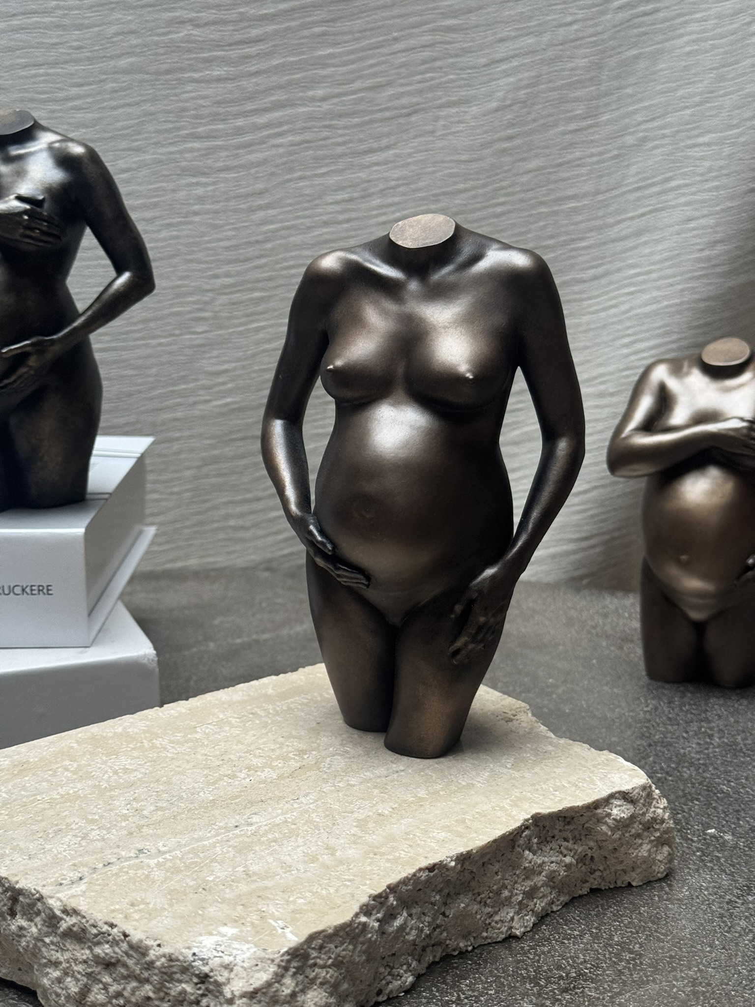 bronzen zwangerschapsbeeld