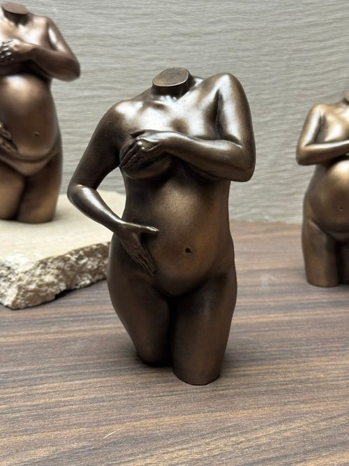bronzen zwangerschapsbeeld
