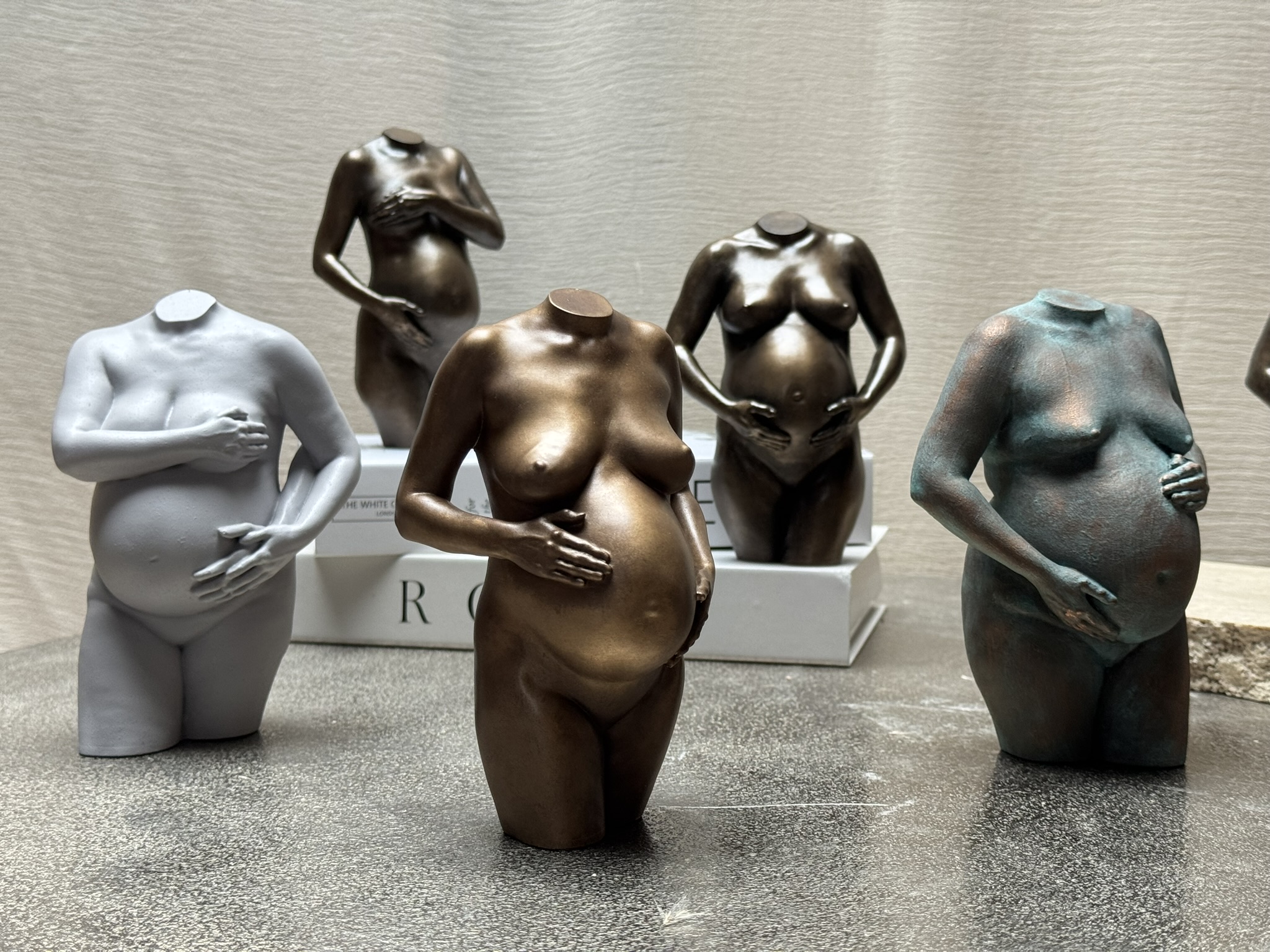 bronzen zwangerschapsbeeld