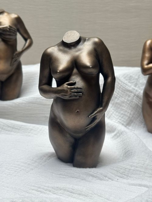 bronzen zwangerschapsbeeld