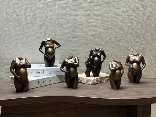 bronzen zwangerschapsbeeld