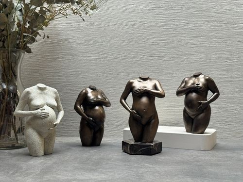 bronzen zwangerschapsbeeld