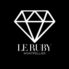 Logo de Le Ruby Montpellier avec un dessin stylisé d'un diamant blanc sur fond noir.
