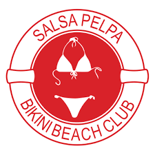 Logo circulaire rouge avec un bikini blanc au centre, entouré du texte « SALSA PELPA BIKINI BEACH CLUB » en rouge.