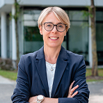 Woman (Dr. Claudia Häpp) with crossed arms