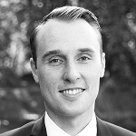 Black and white picture of the smiling man Simon Roth
