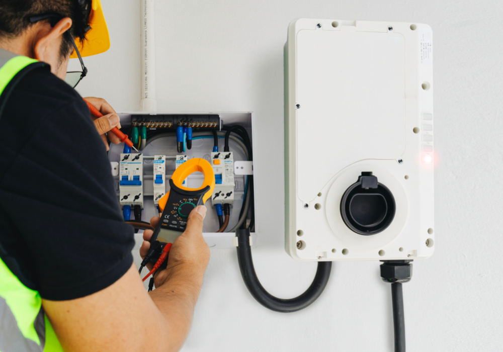 Rund 3,2 Millionen britische Haushalte besitzen bereits mindestens eine elektrifizierte Anlage, jedoch funktionieren die meisten noch als eigenständige Systeme. Mit 7 GW Dach-PV, etwa 250-300Tausend privaten Ladestationen und rund 450 Tausend Wärmepumpen liegt die Herausforderung auch hier nicht in der Installation, sondern in der Integration. Der eigentliche Markt besteht darin, diese bestehenden Anlagen mit Speichern, Automatisierung und EMS-Steuerung aufzurüsten, sodass sie endlich zusammenarbeiten.