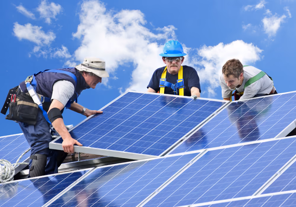 Die Niederlande zählen zu den Ländern mit der höchsten Dichte an Dach-PV- und Wärmepumpen-Installationen in Europa.  Da das Net-Metering, das bis 2026 ausläuft, die Einführung von Batterien und die EMS-Integration verzögerte, laufen die meisten Systeme noch immer „wie installiert“ Nicht smart, nicht optimiert. Das macht das Land zu einem Nachrüstungs-Markt par excellence: Die Hardware ist vorhanden, die Intelligenz fehlt noch.