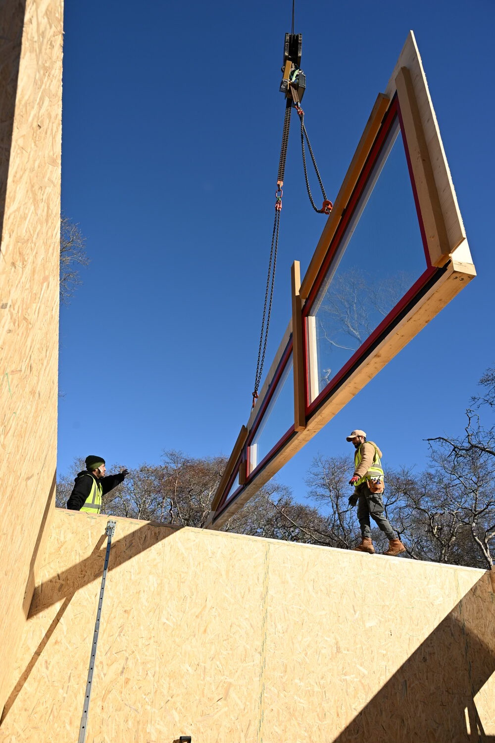 Installation of a prefabricated glazed wall section at the MH modular home construction