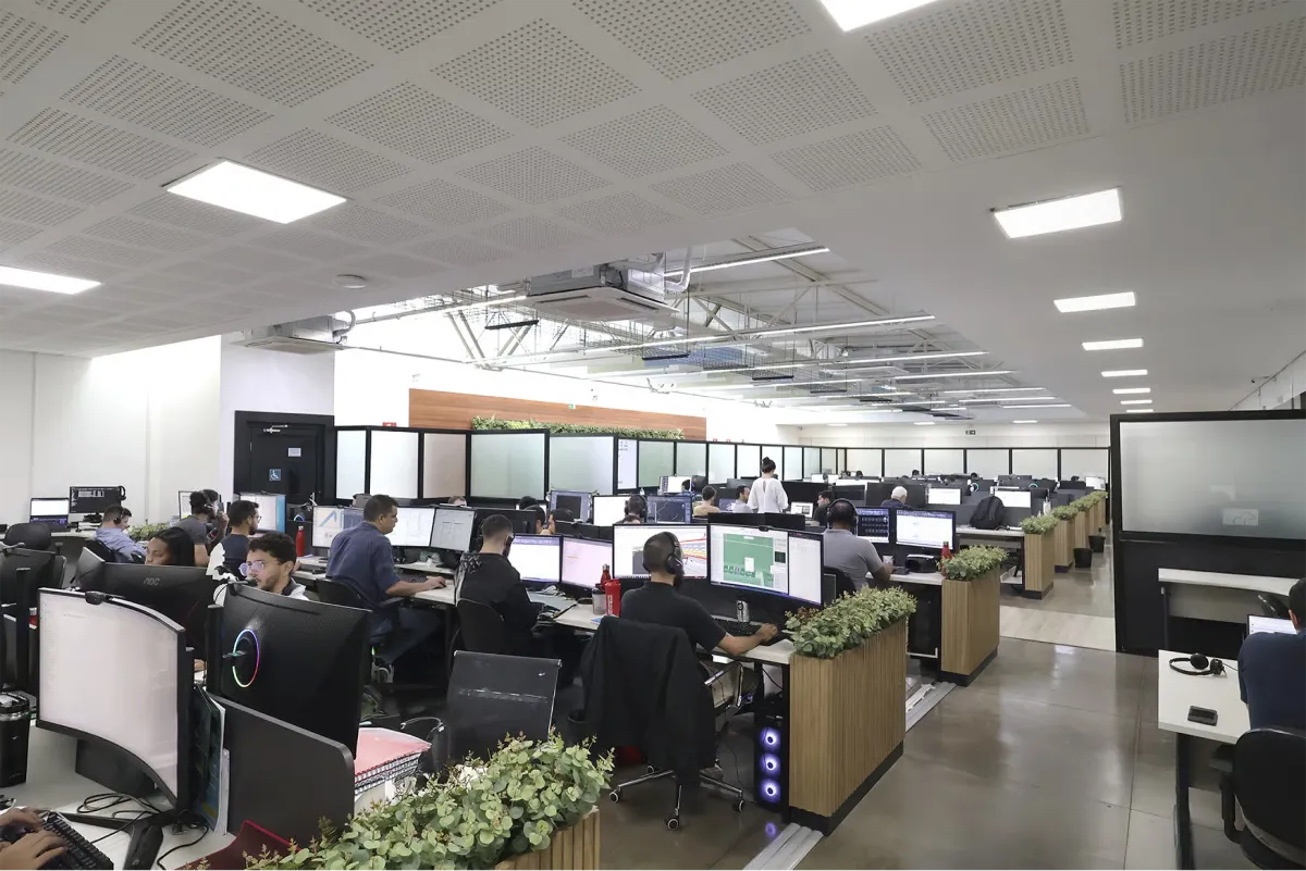 Equipe própria de projetos de engenharia trabalhando no escritório da MSE em Londrina