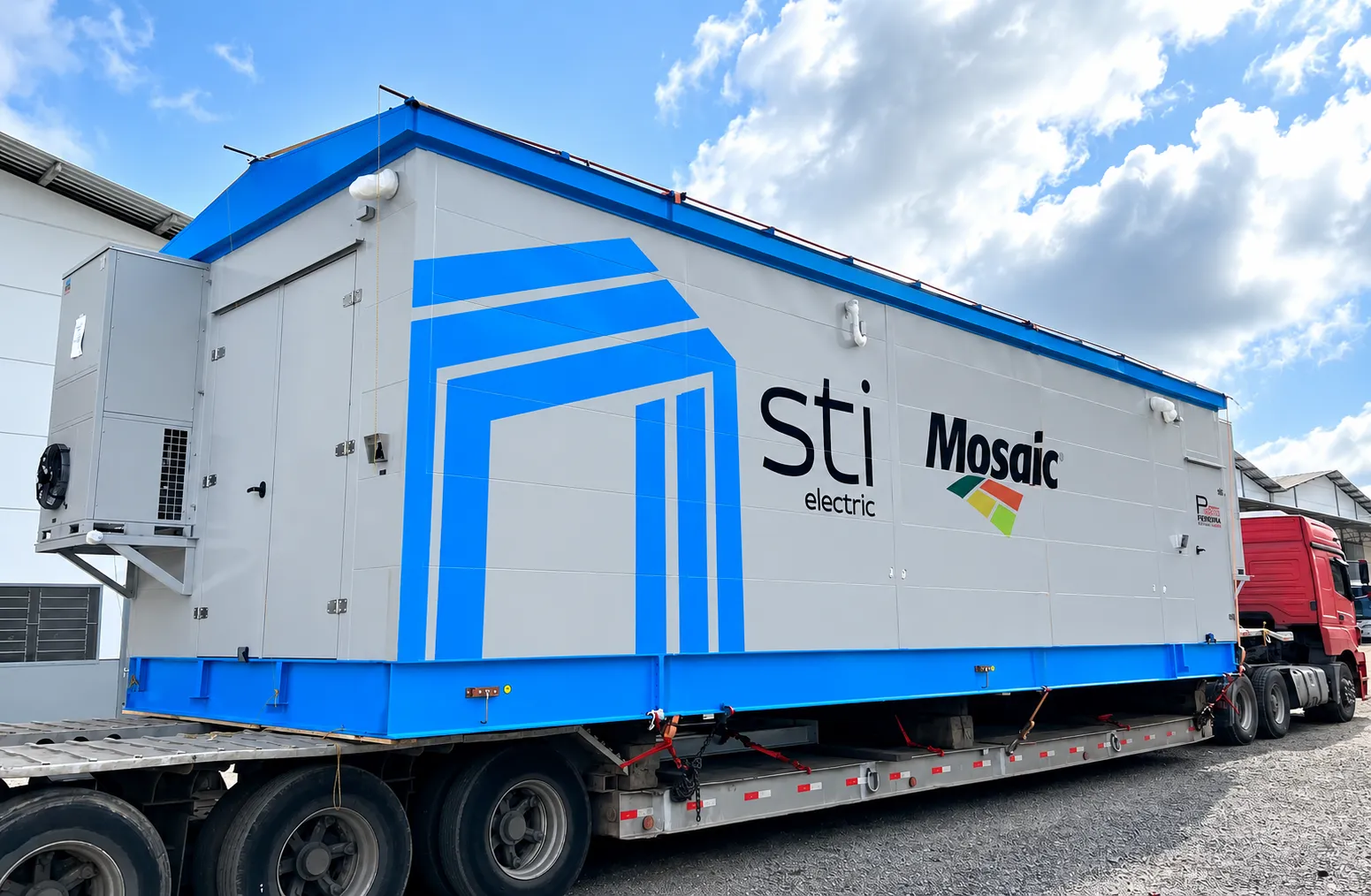 Eletrocentro Mosaic sendo transportado em carreta - STI Electric